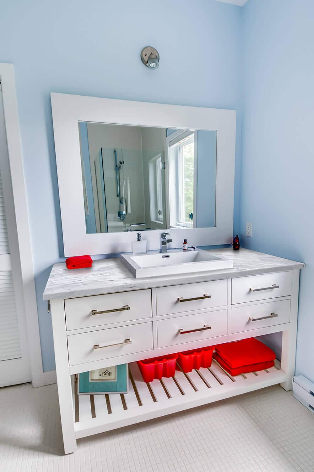 Vanité de bain d’invité ludique
