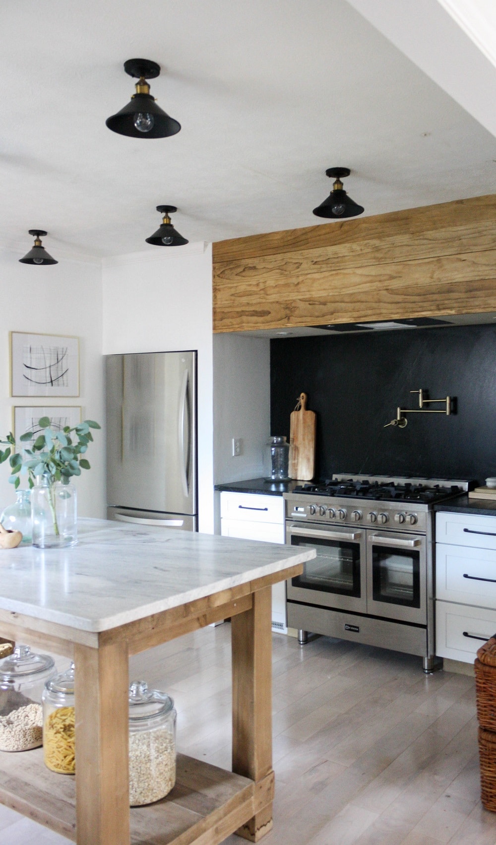 Cuisine rustique et moderne deux tons