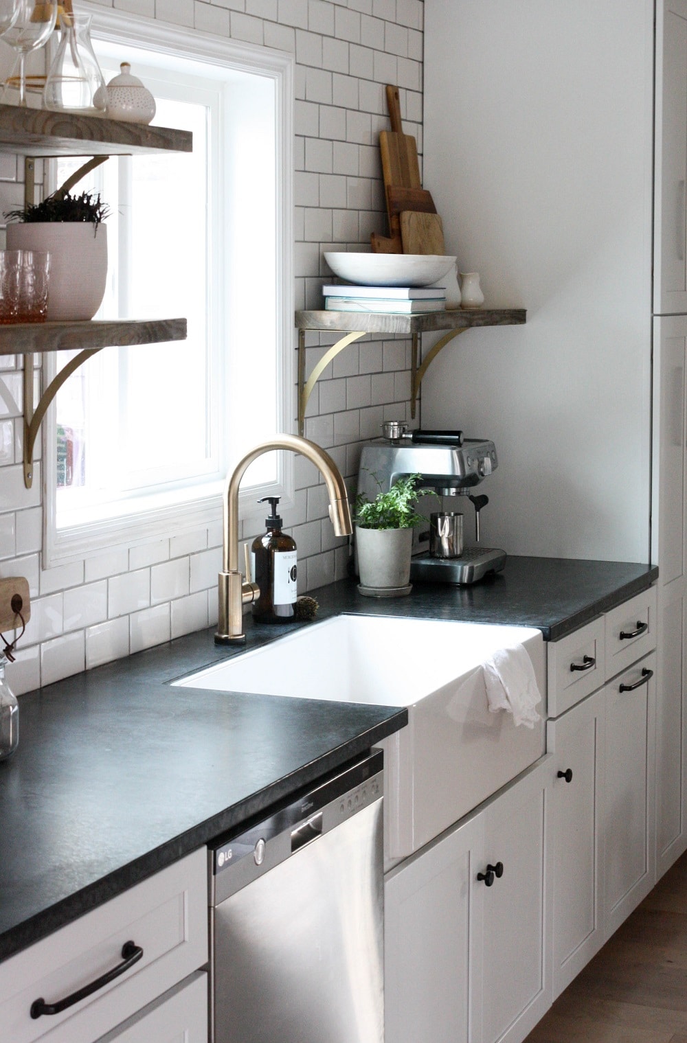 Cuisine rustique et moderne deux tons