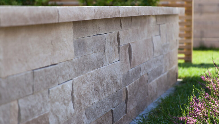 Garden Walls Give Outdoor Living Spaces Depth and Dimension [VIDEO]