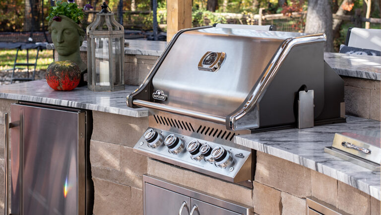 Natural Stone Veneers Take Outdoor Dining to the Next Level