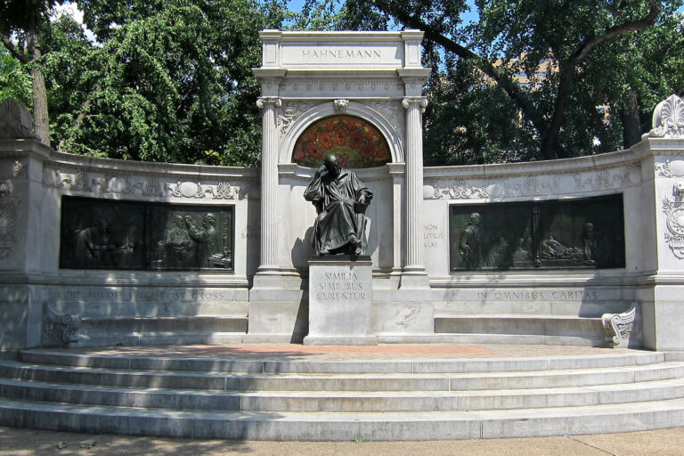 Monument commémoratif du médecin Samuel Hahnemann