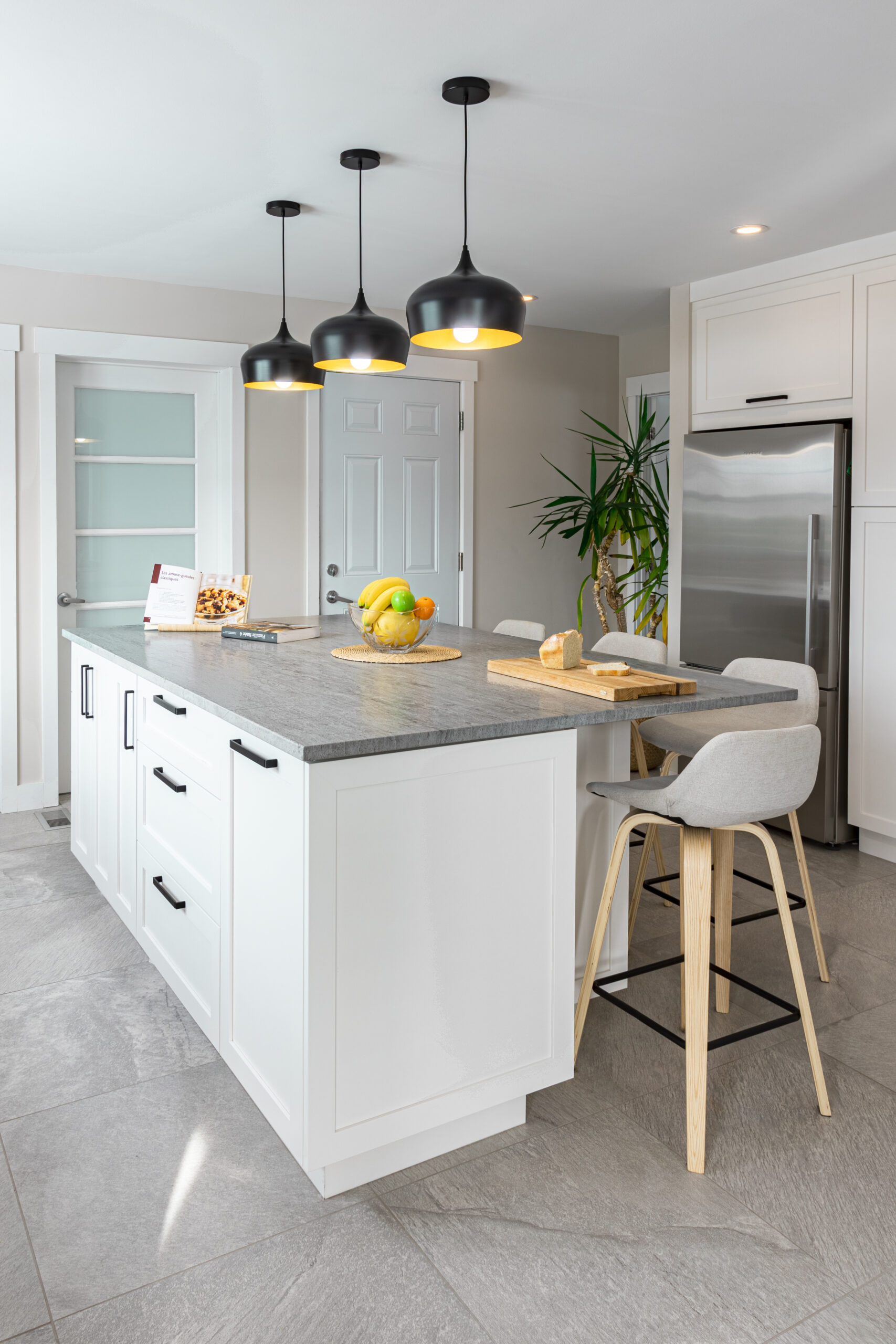 Bright Saint Clair Linear Kitchen - Polycor Inc.